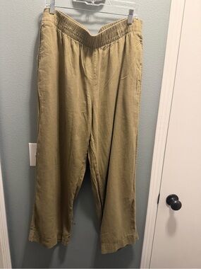 Old Navy women’s Elastic-Waist Khaki Chinos - Light Tan